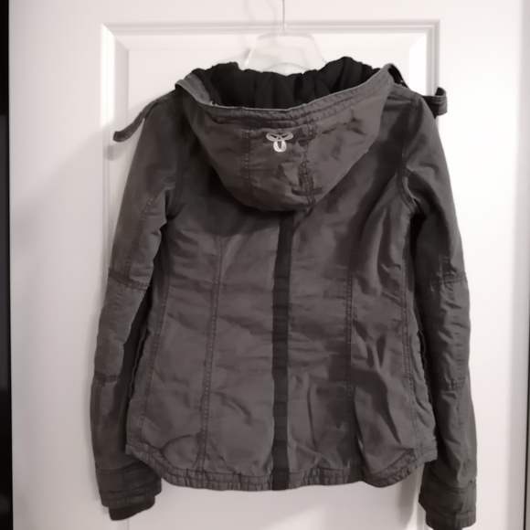 TNA Aritzia Platoon Jacket - Picture 3 of 8